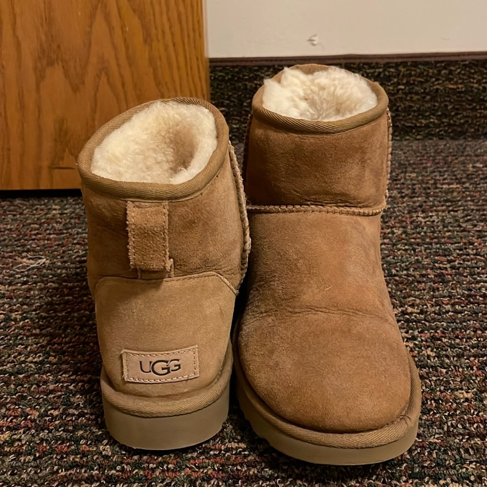 Ugg Minis! size 8! Good condition